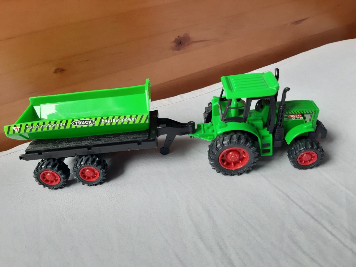 Traktor z przyczepą, zabawka dla dzieci