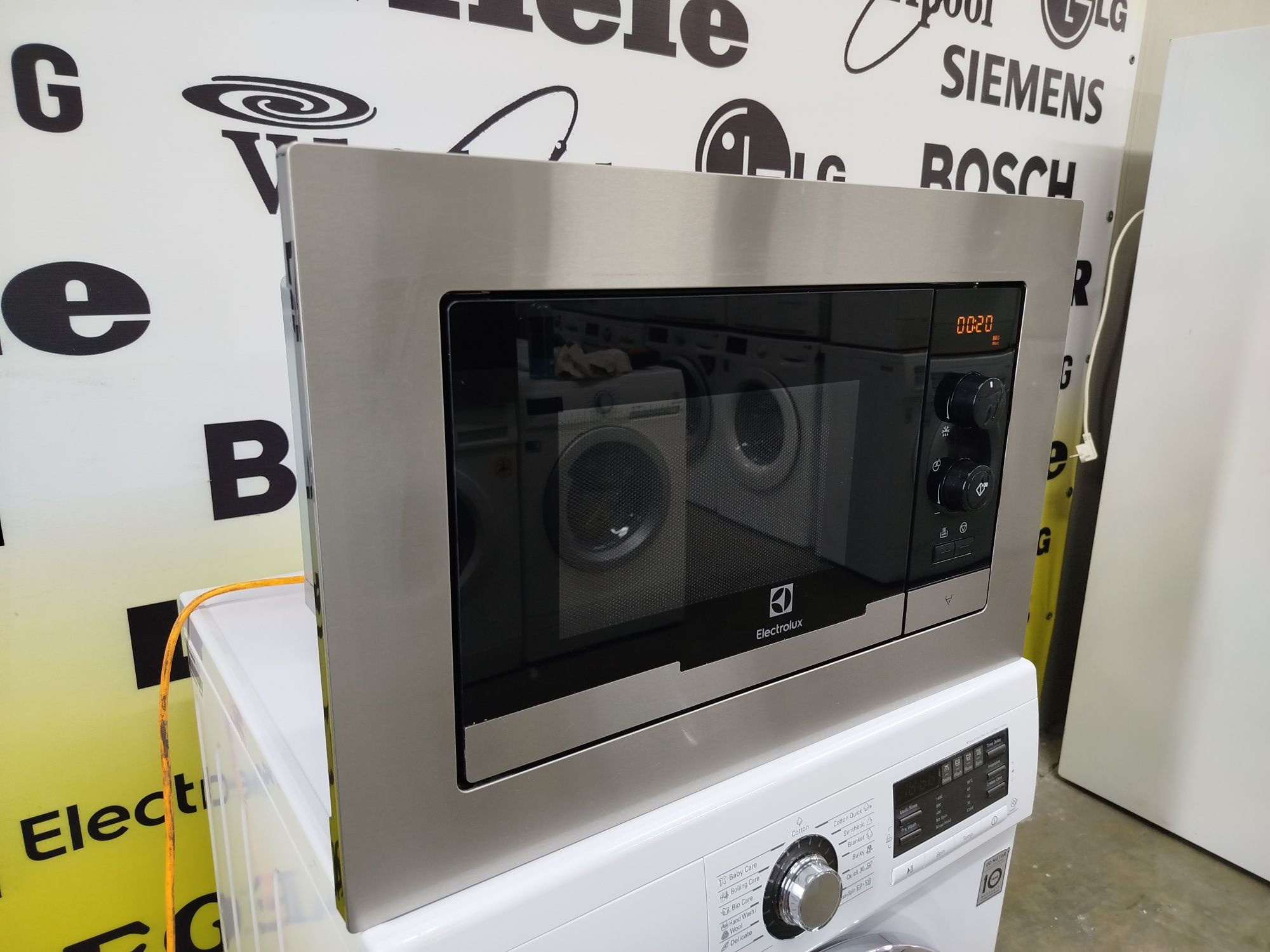 Мікрохвильова піч під вмонтування фірми Electrolux, модель EMS20107OX