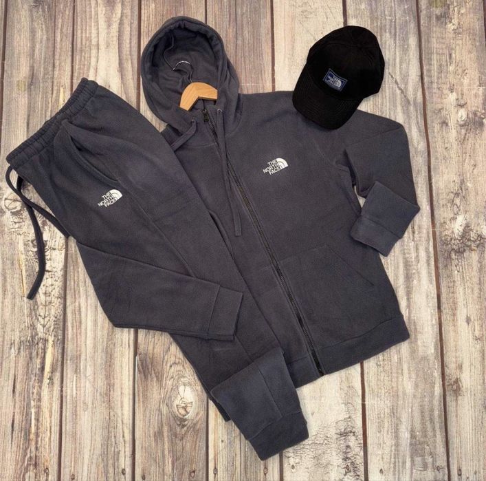 Чоловічий спортивний костюм