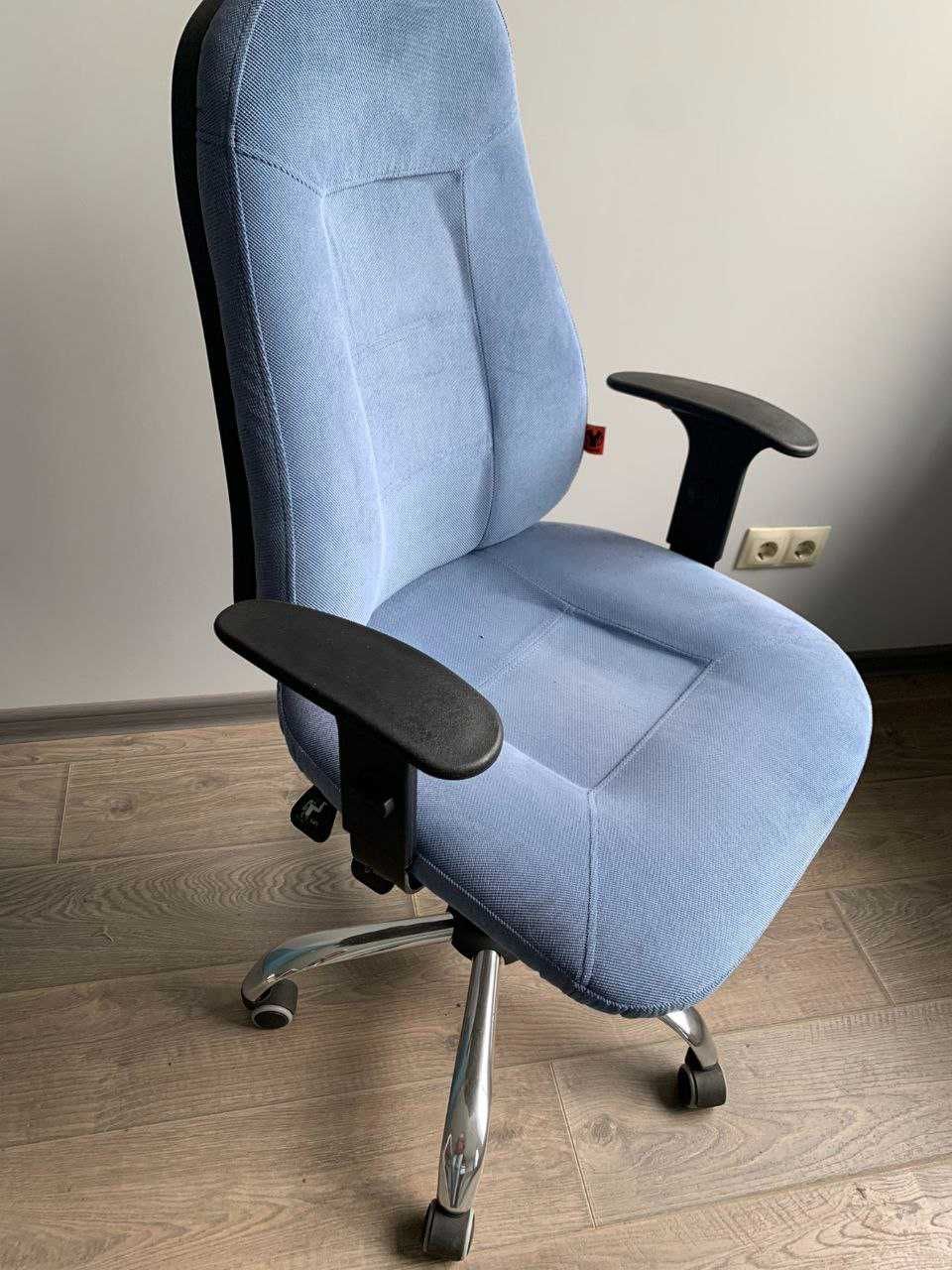 Офісне крісло в ідеальному стані