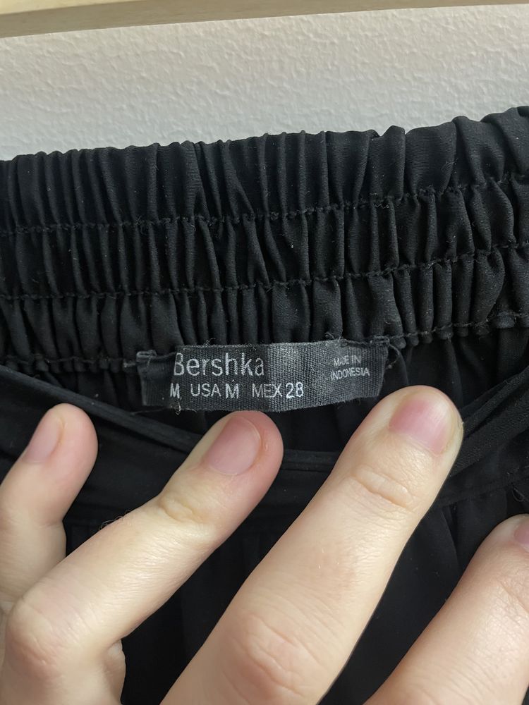 Saia preta com aberturas laterais