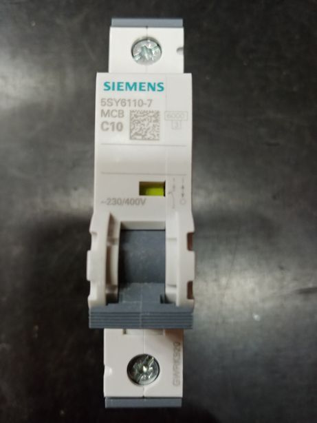 3xWyłącznik Siemens C10