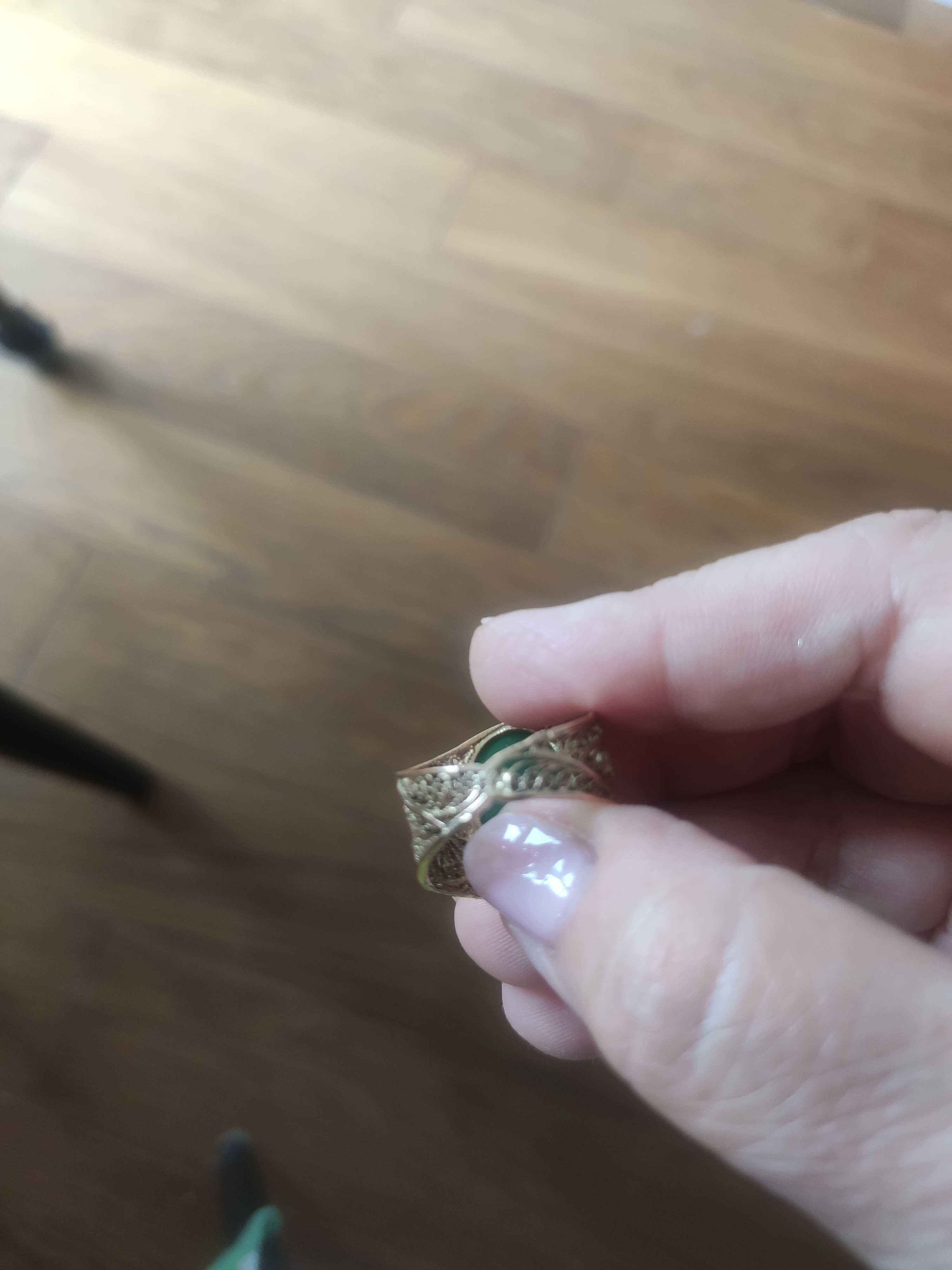 Złoty, piękny pierścionek z nefrytem. Bez zarysowań.