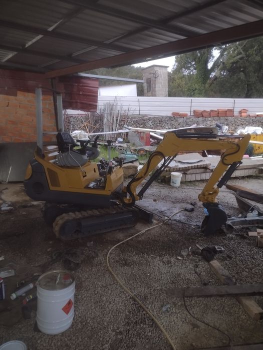 Mini giratoria neuson 1500 kilos,ano 2000