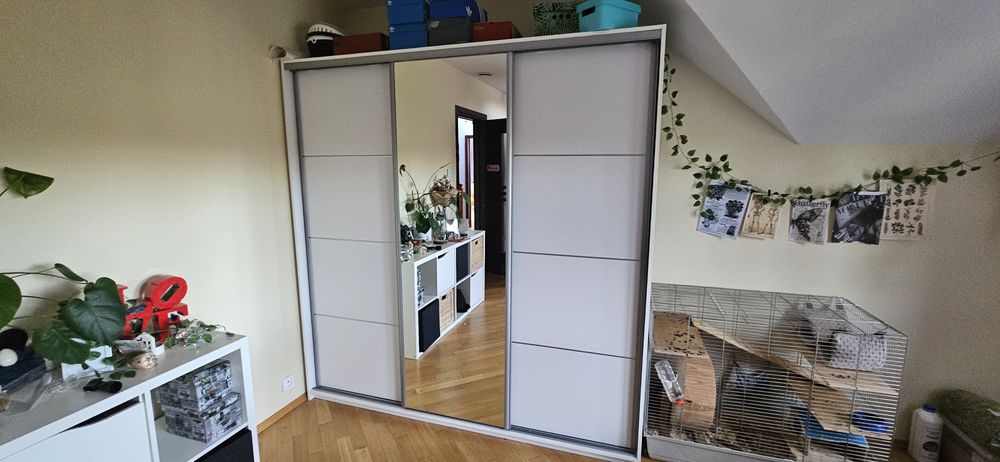 Sprzedam szafę ubraniową białą z lustrem