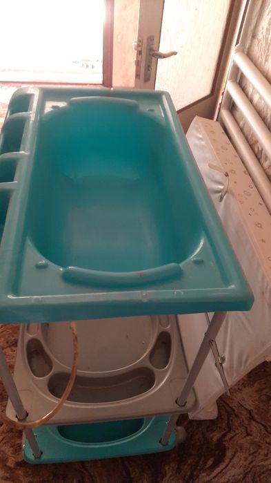Пеленальний столик із ванночкою