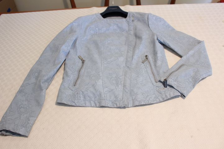 Blusão ou Jaqueta de Pele Trabalhada Marca Rino & Pelle azul claro N40