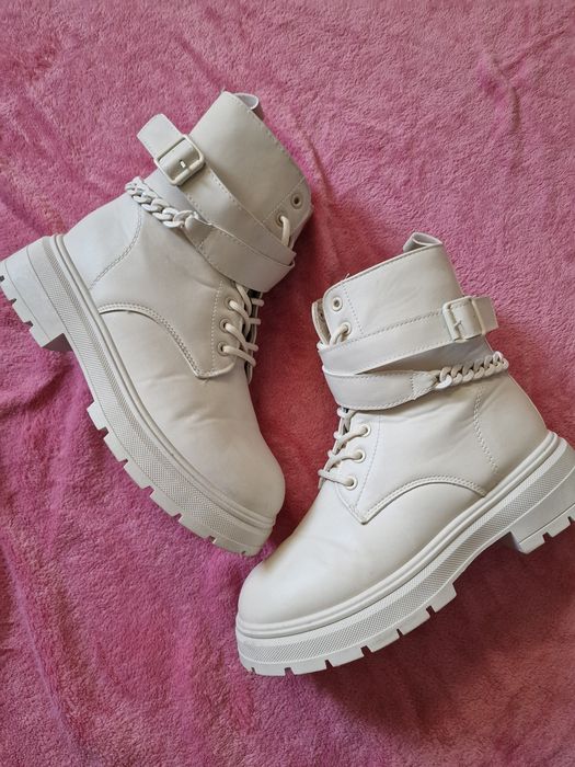 Ботинки зимние / зимові. Жіночі. Розмір 39. Білі / светлый бежевый