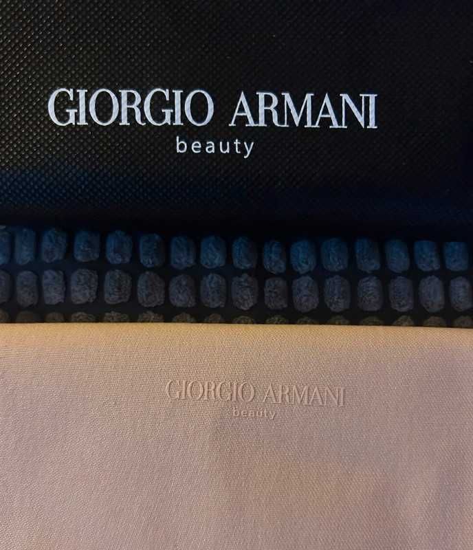Piękna, pudrowo-różowa kopertówka kosmetyczka Armani