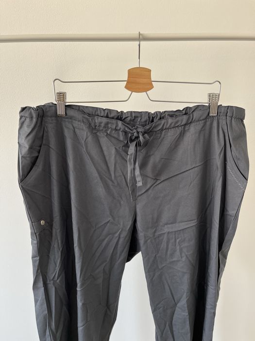 Ciemnoszara odzież medyczna