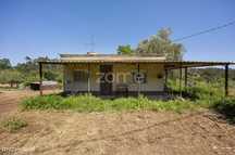 Moradia térrea T1 || Lote com 1590m2 || Santiais, Alb. Doze
