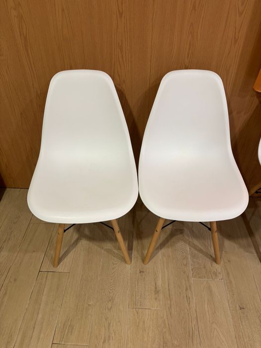 Cadeiras brancas
