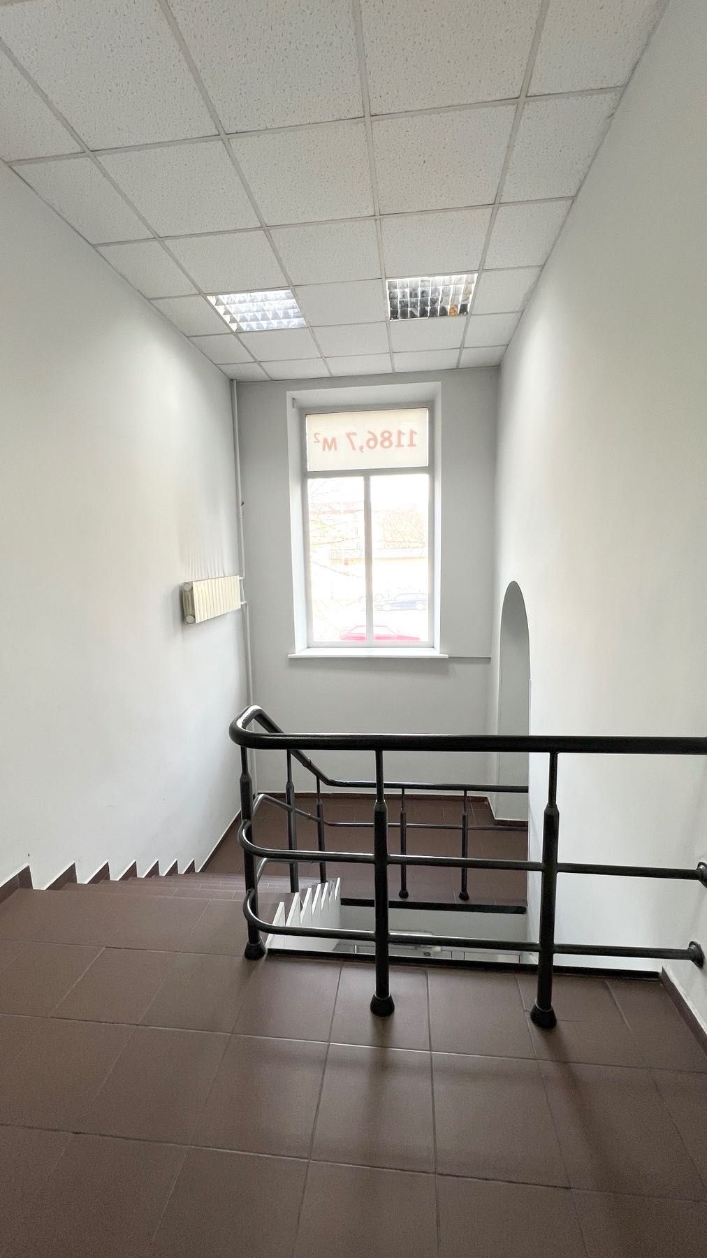 Здание м.Дворец Украина 1187 кв.м. Парковка