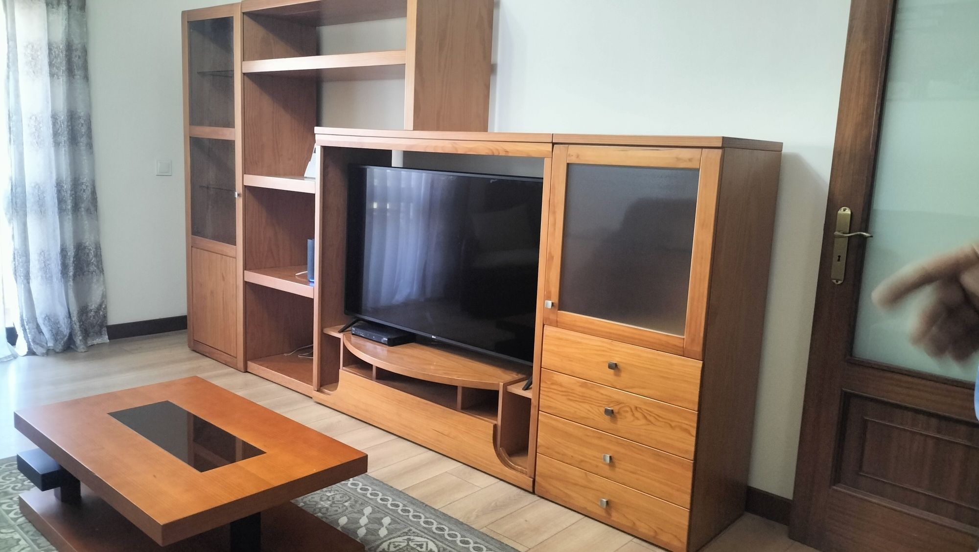 Móvel de sala cor de cerejeira