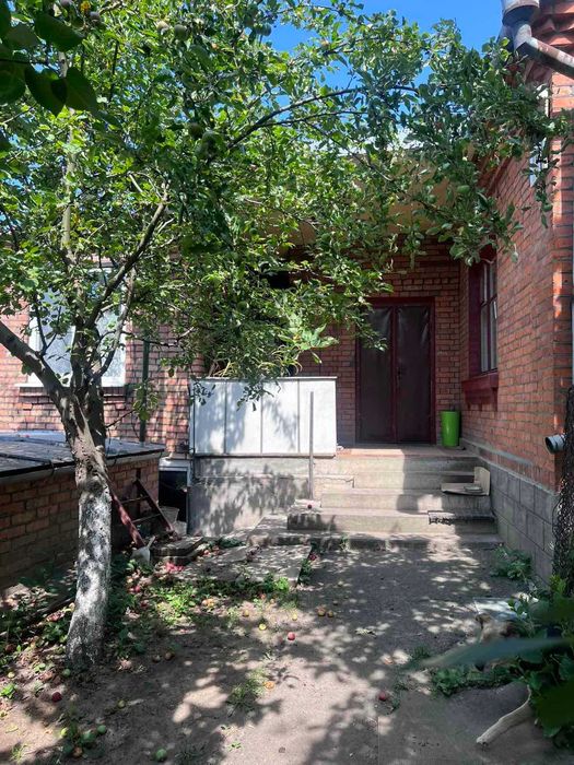 Продаж затишного будинку в Дубовому з великою ділянкою та садом!