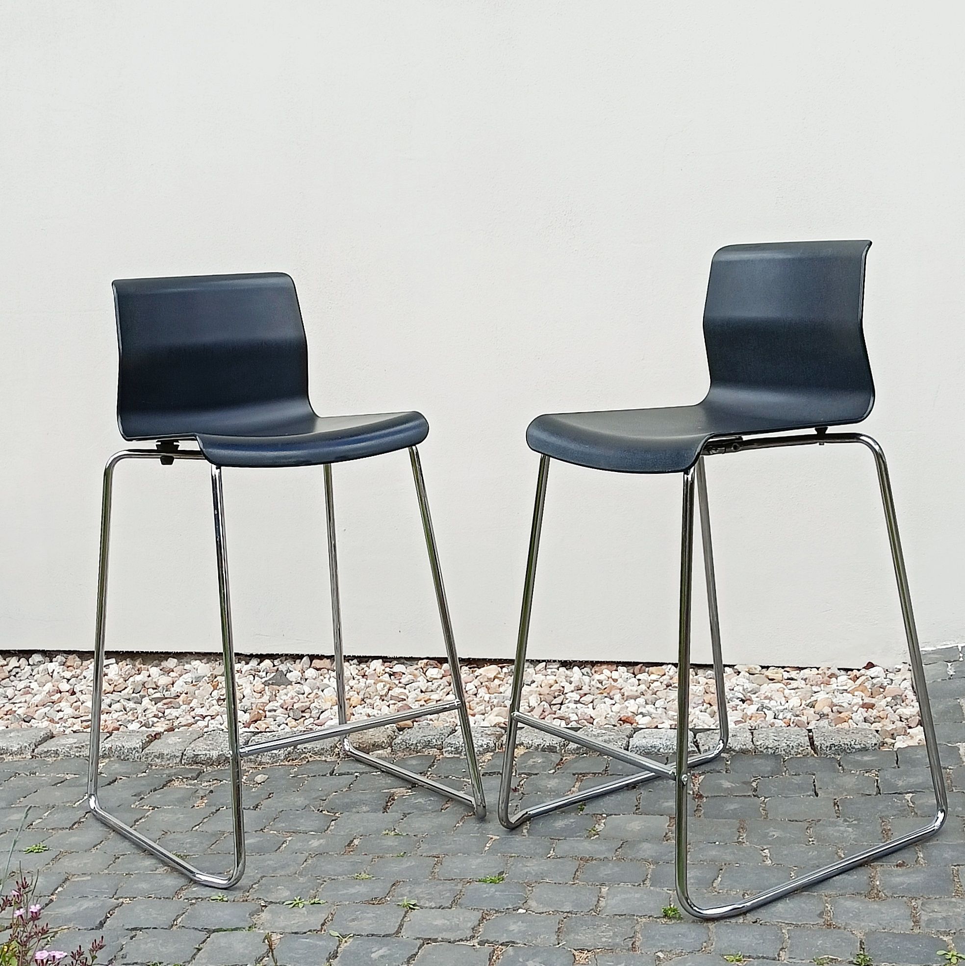 Hokery krzesła stołki barowe Ikea Glenn czarne minimalistyczne chrom