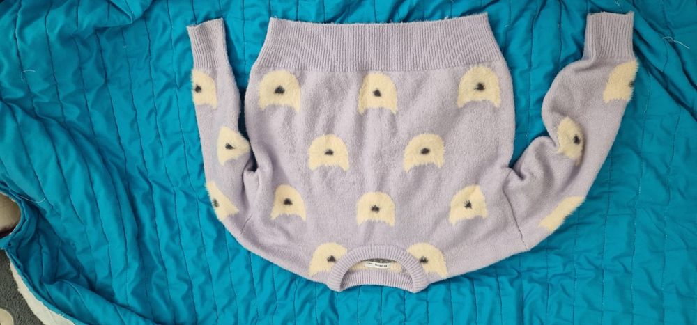 Reserved fioletowy sweterek w beżowe kotki