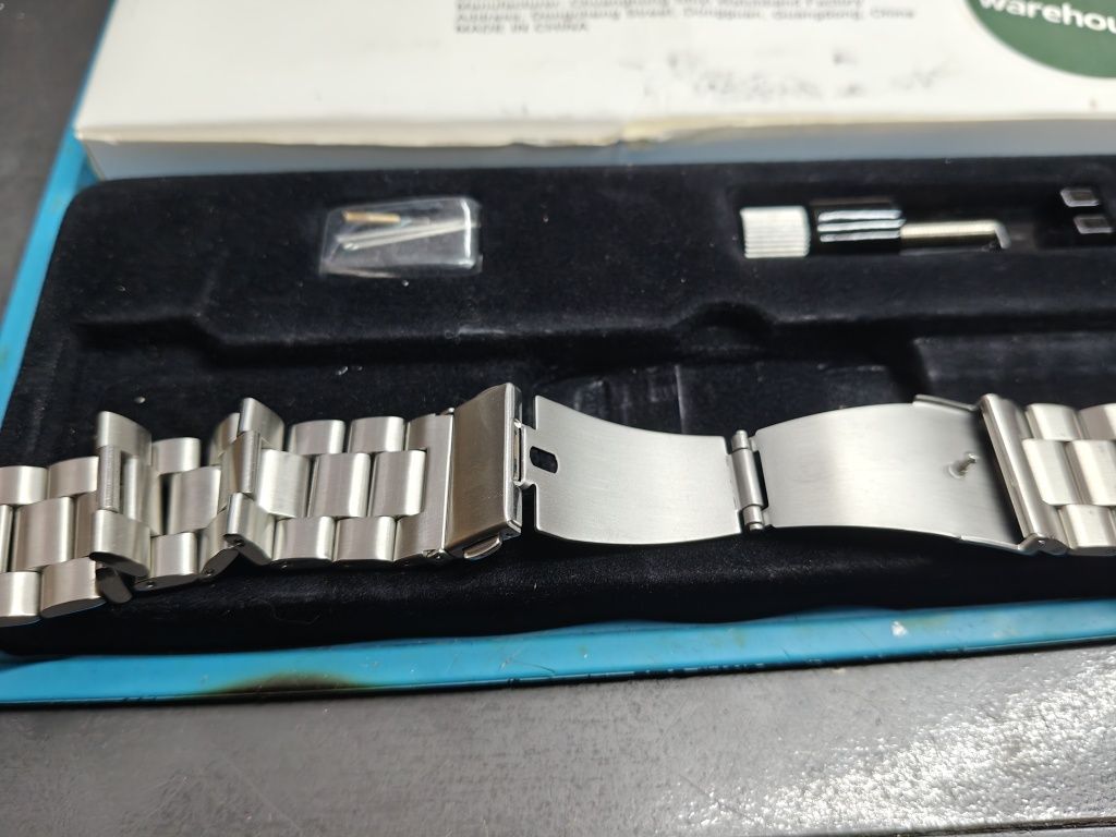 Металевий ремінець Spigen Modern Fit для Apple Watch (42/44/45/49 MM)