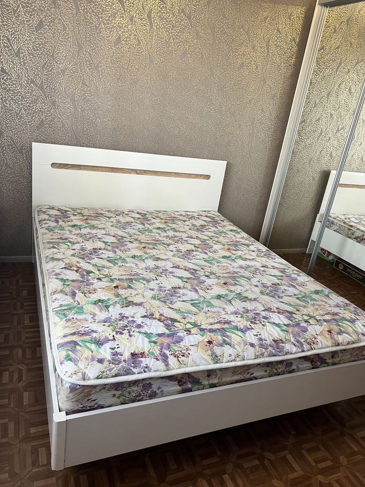 Продам ліжко Бьянко з матрацом ( 2м х 1.6 м )
