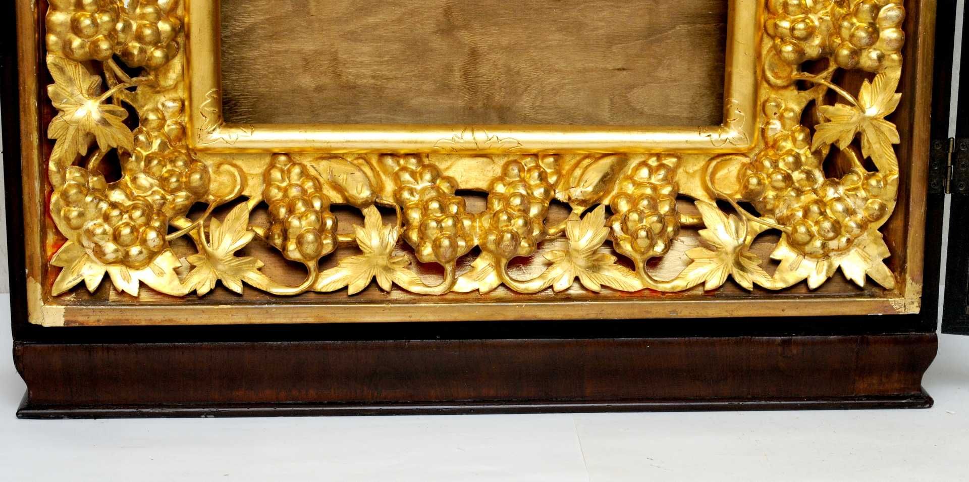 Шикарный киот под Королевский размер Иконы в сусальном золоте.