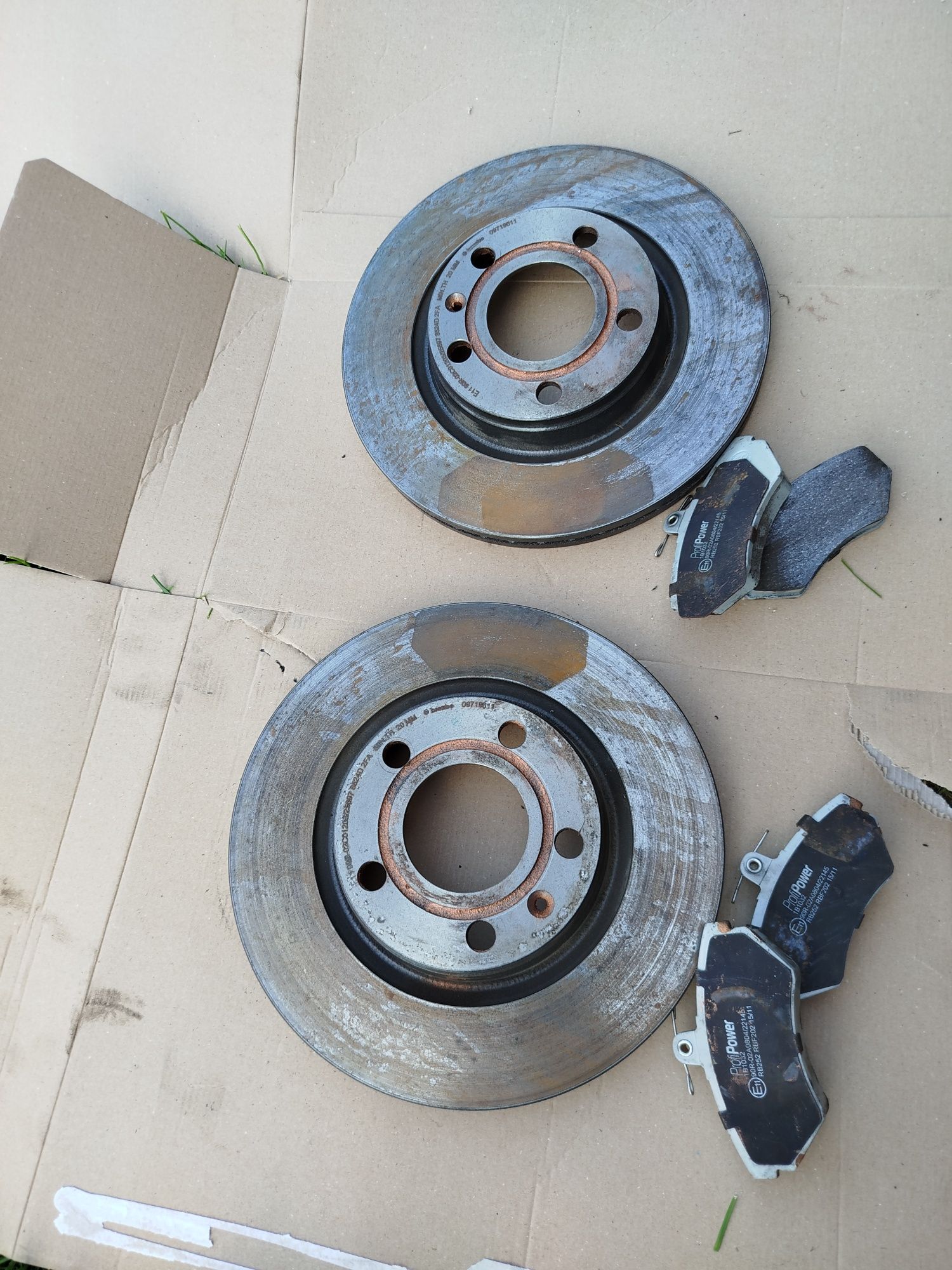 Tarcze klocki przód brembo ,VW passat B5 1.6,prawie nowe