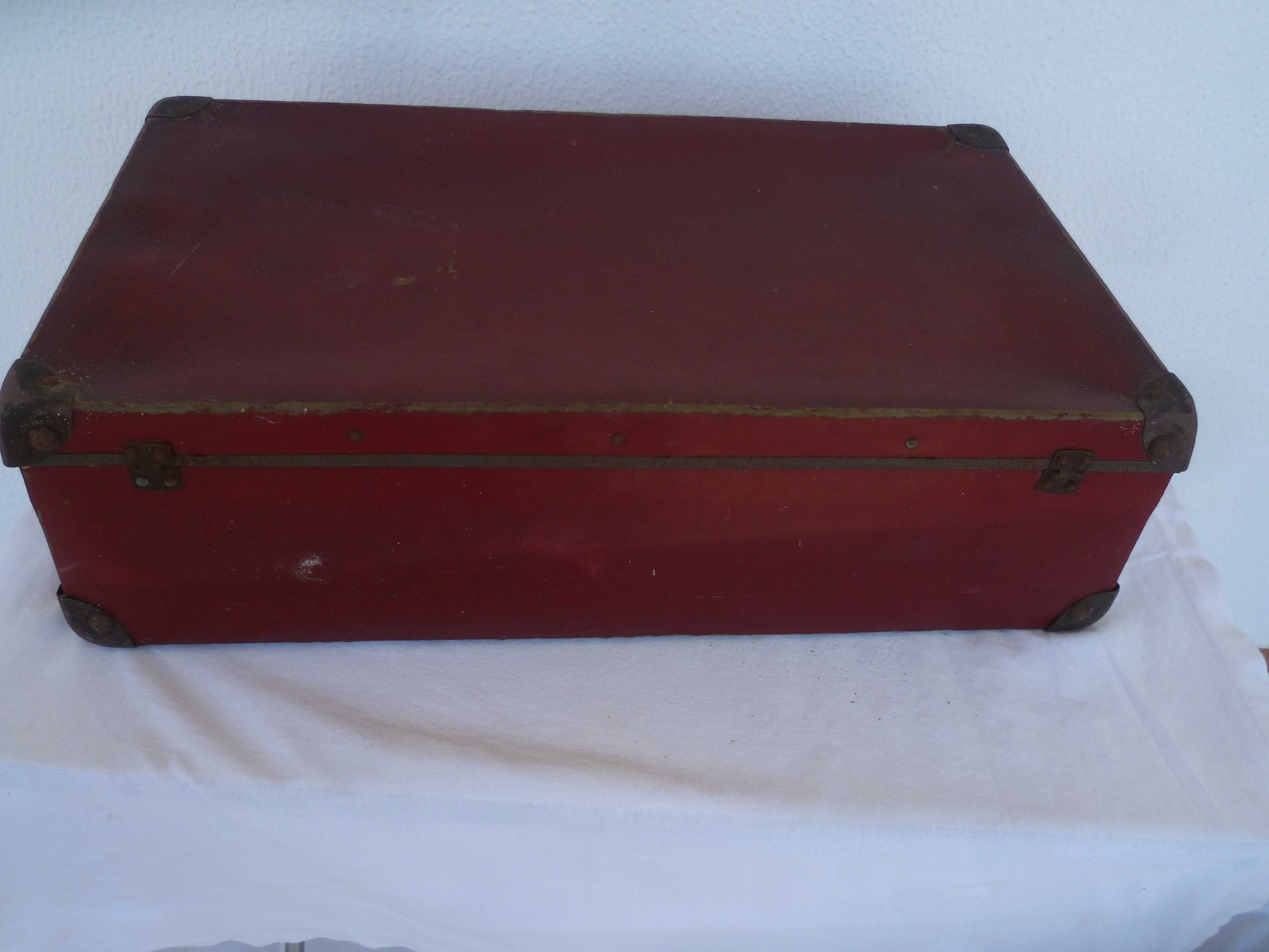 Mala de cartão e madeira  antiga dos anos 40 - 50 boa para Museu