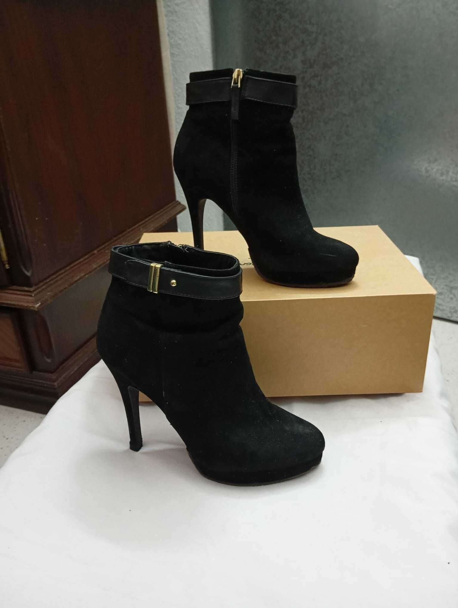 Botas salto alto fino, com fivela