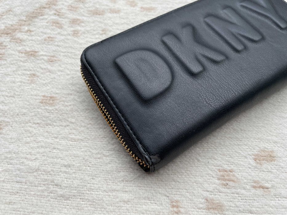 Portfel Damski DKNY - Tilly Lg Zip Around R74QV103 Blk/Gold BGD