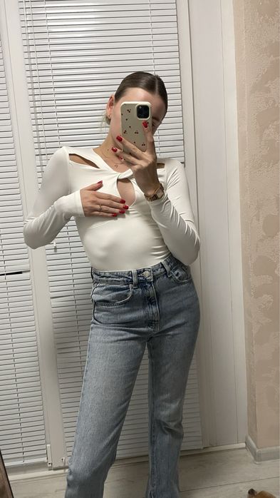 Джинси з розрізами знизу