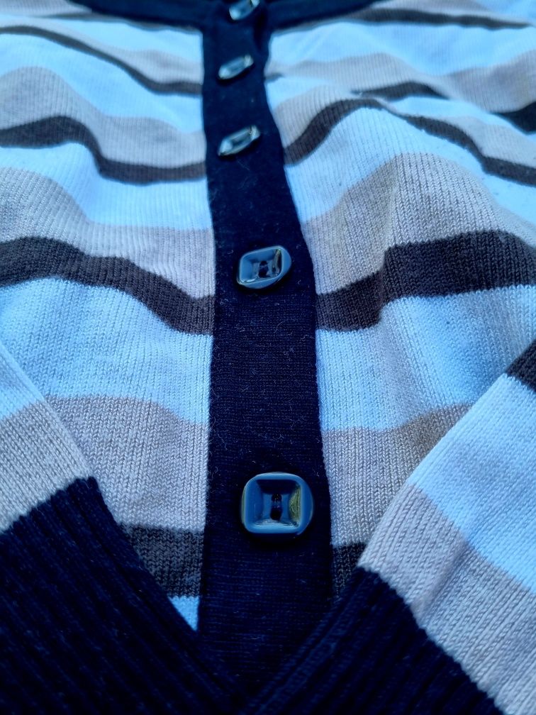 Zapinany sweter w pasy
