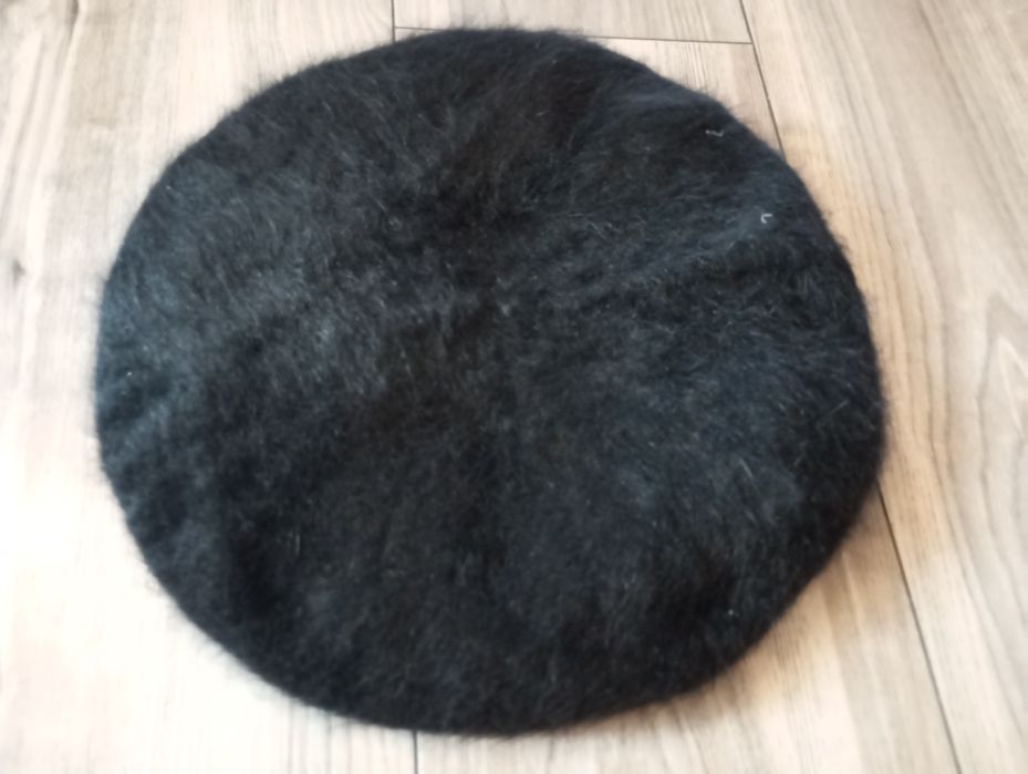 Włochaty beret babciny czarny