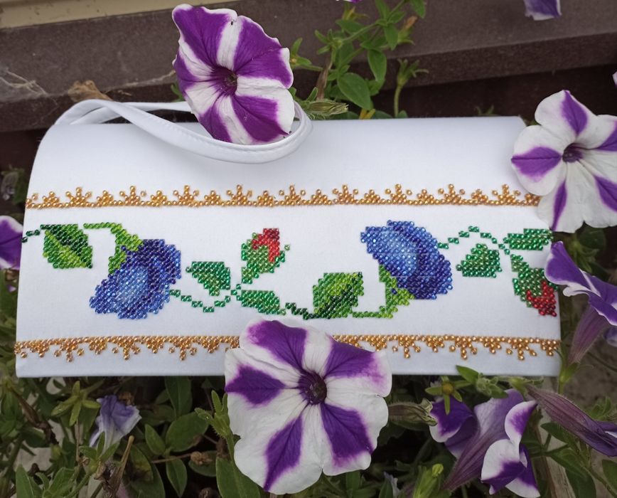 Клатч з вишивкою