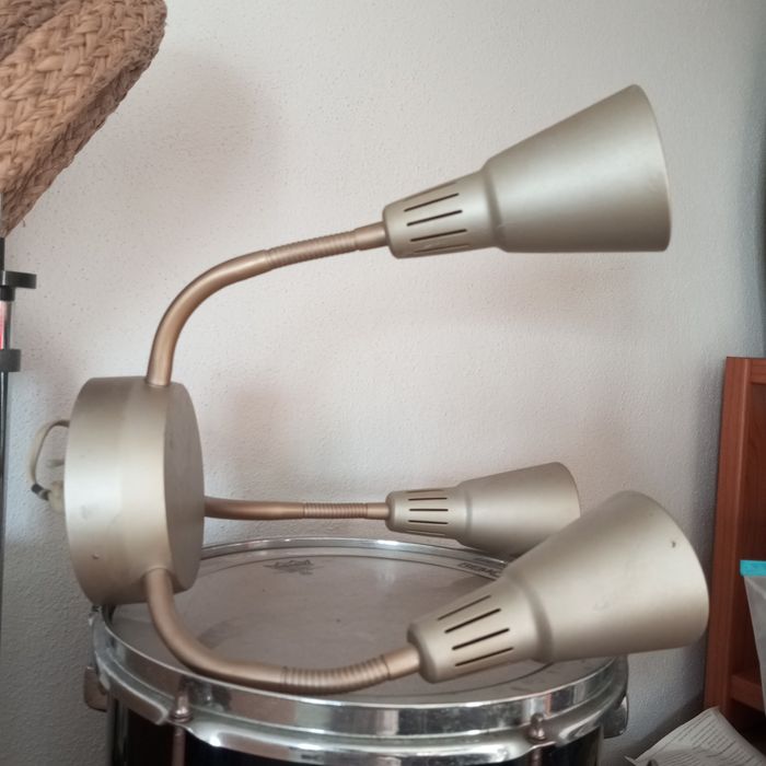 Projector com 3 focos de luz em bom estado