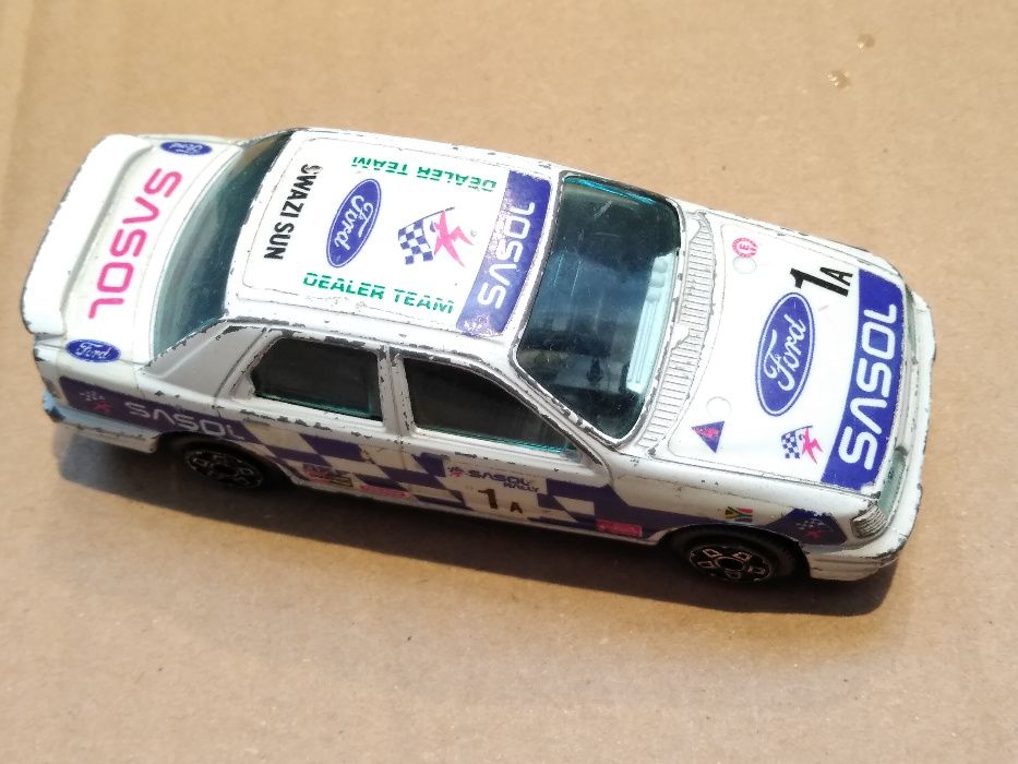 Stary model Burago Ford Sierra skala 1:43