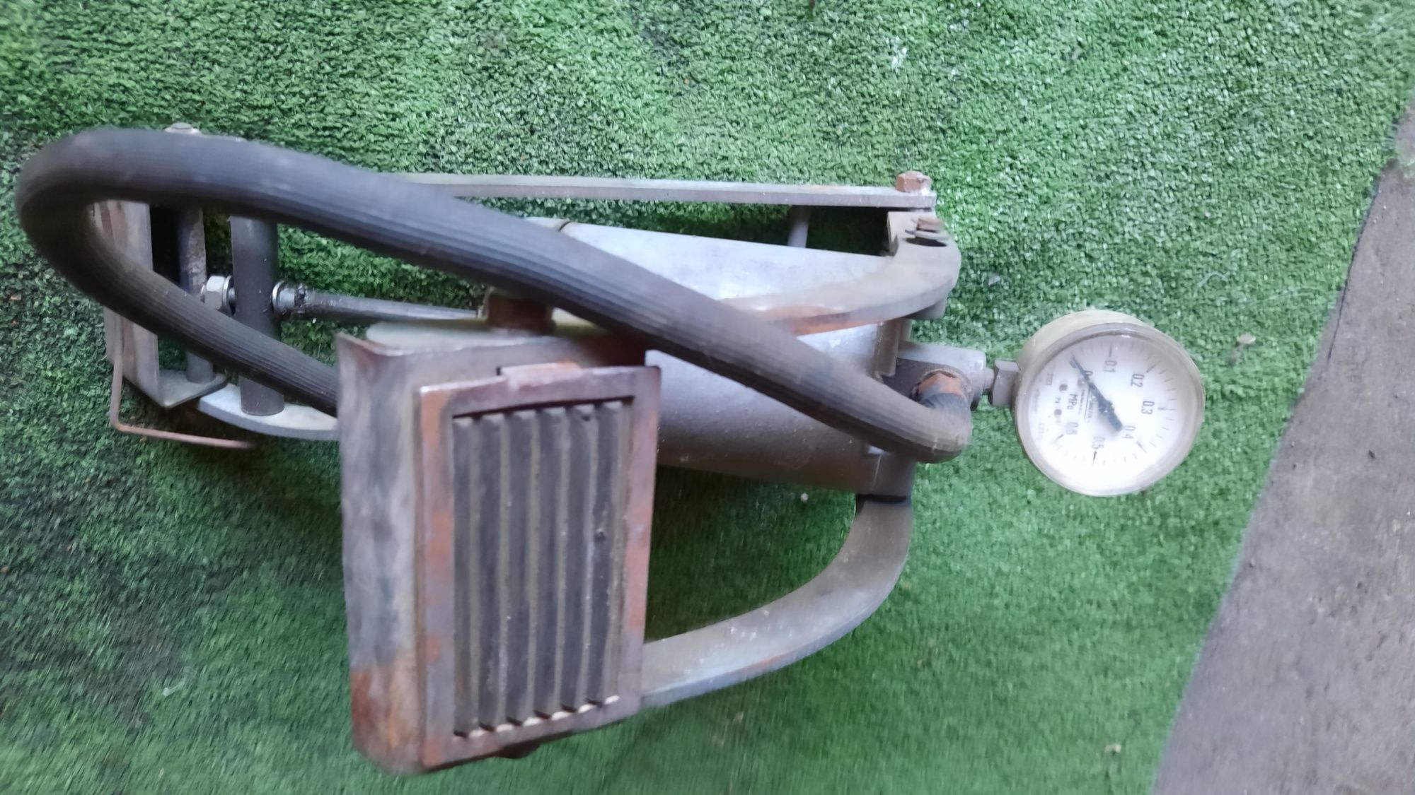 Pompka nożna  z manometrem niezawodna mocna  retro PRL