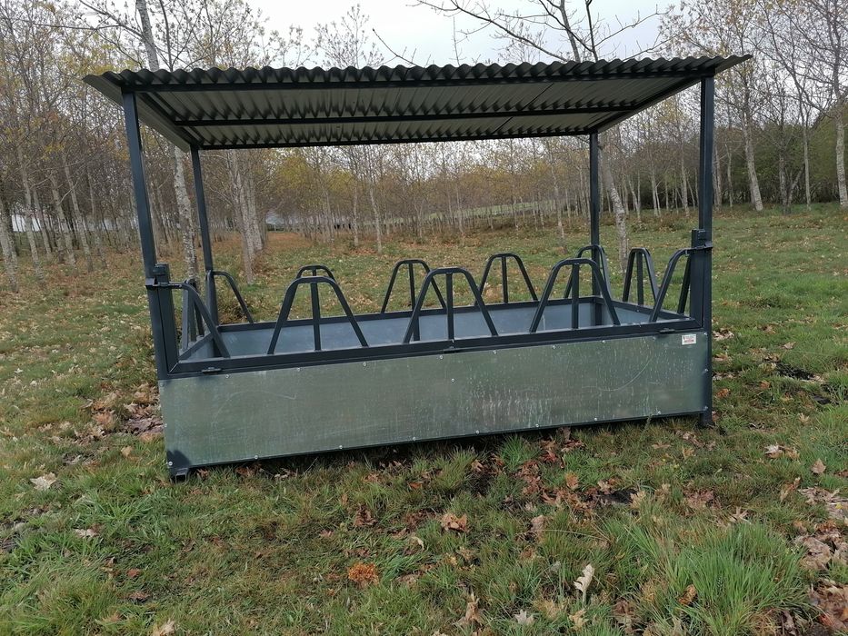 Comedouro para bovinos ou cavalos