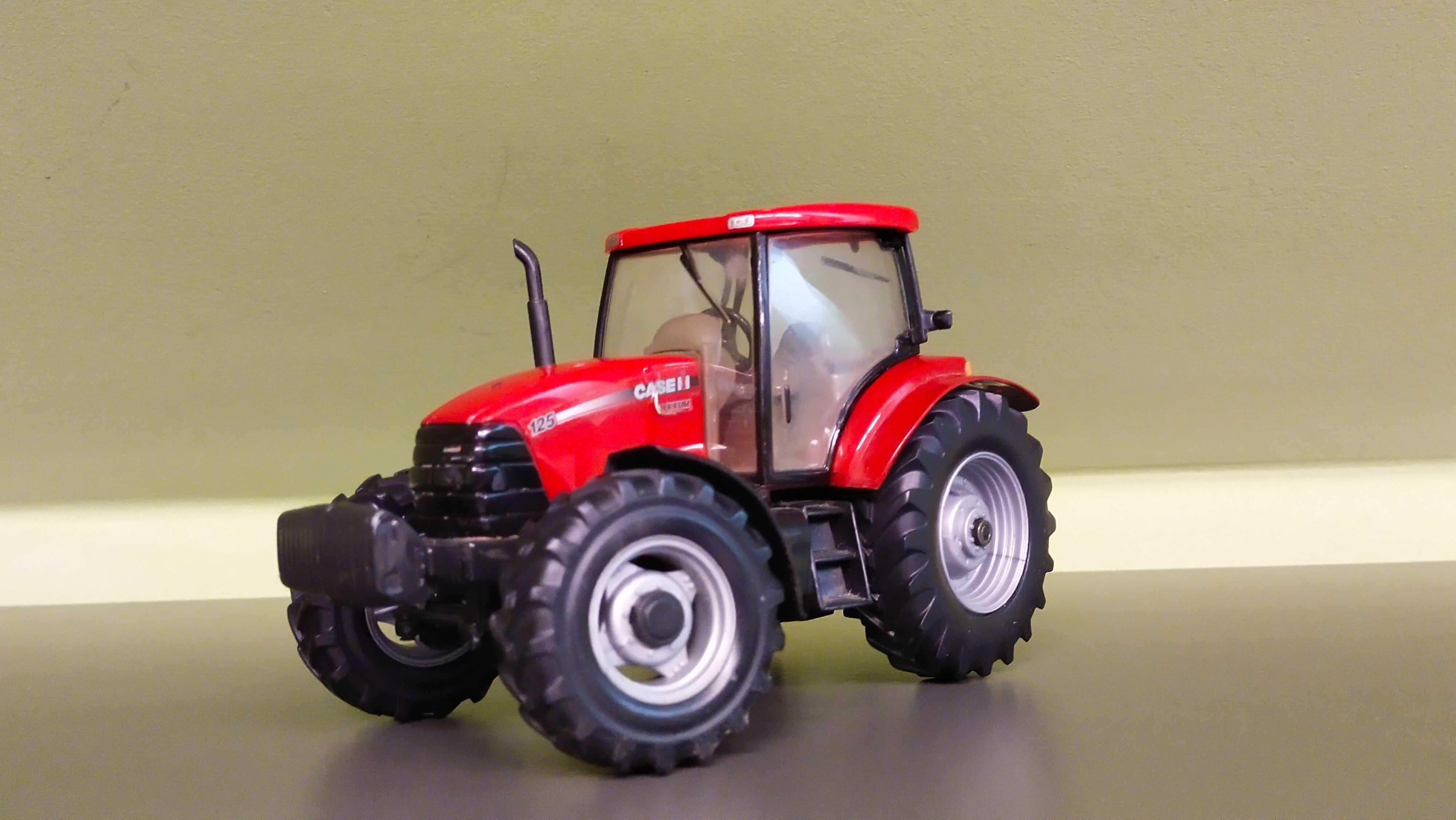 Britains traktor Case jak siku Universal hobbies 1:32