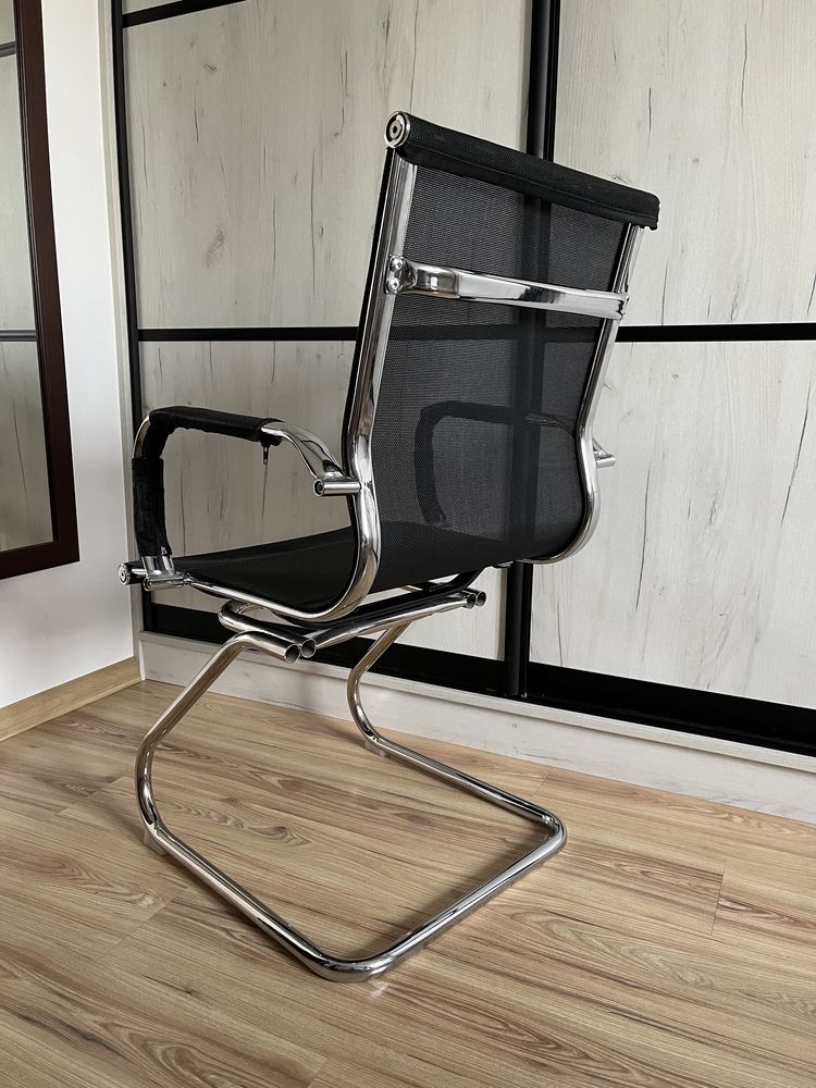 Krzesło biurowe na metalowych płozach