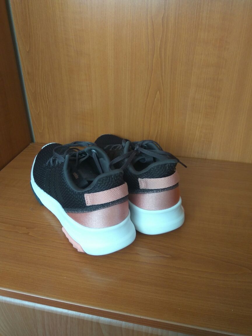 Продам кроссовки Adidas Racer женские,мужские 40р.