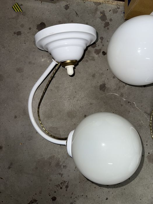 Lampa sufitowa biała z białymi kloszami + dwa kinkiety