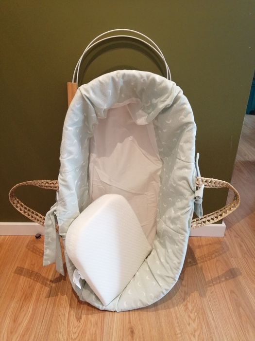 Alcofa de bebé e suporte.