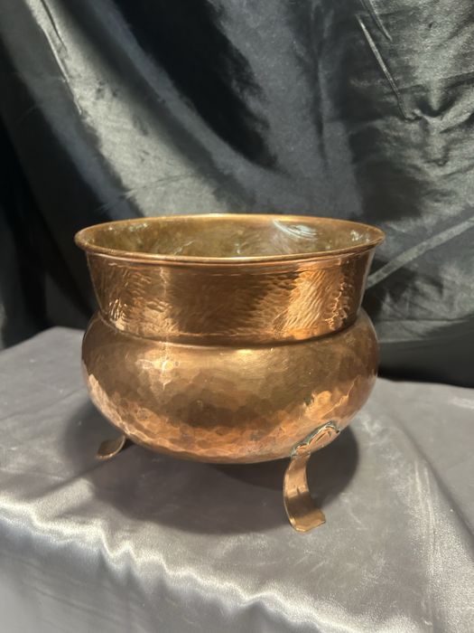 Kwietnik miedziany – ręcznie kuty – na trzech nogach