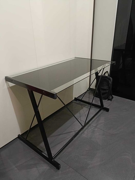 Stolik/biurko metalowy ze szklanym blatem