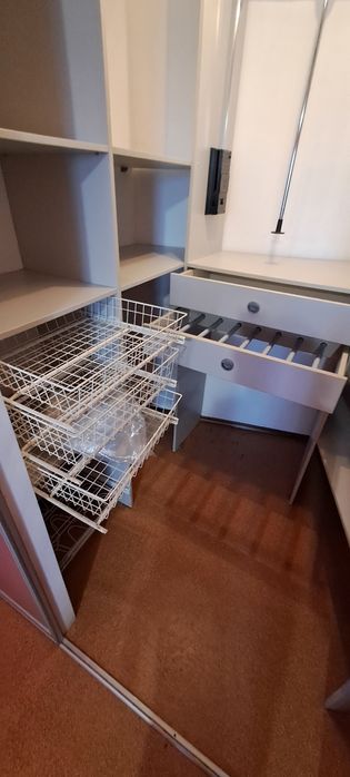 Продам вбудований шкаф-купе.