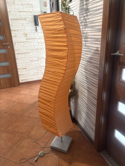 Lampa stojaca papierowa