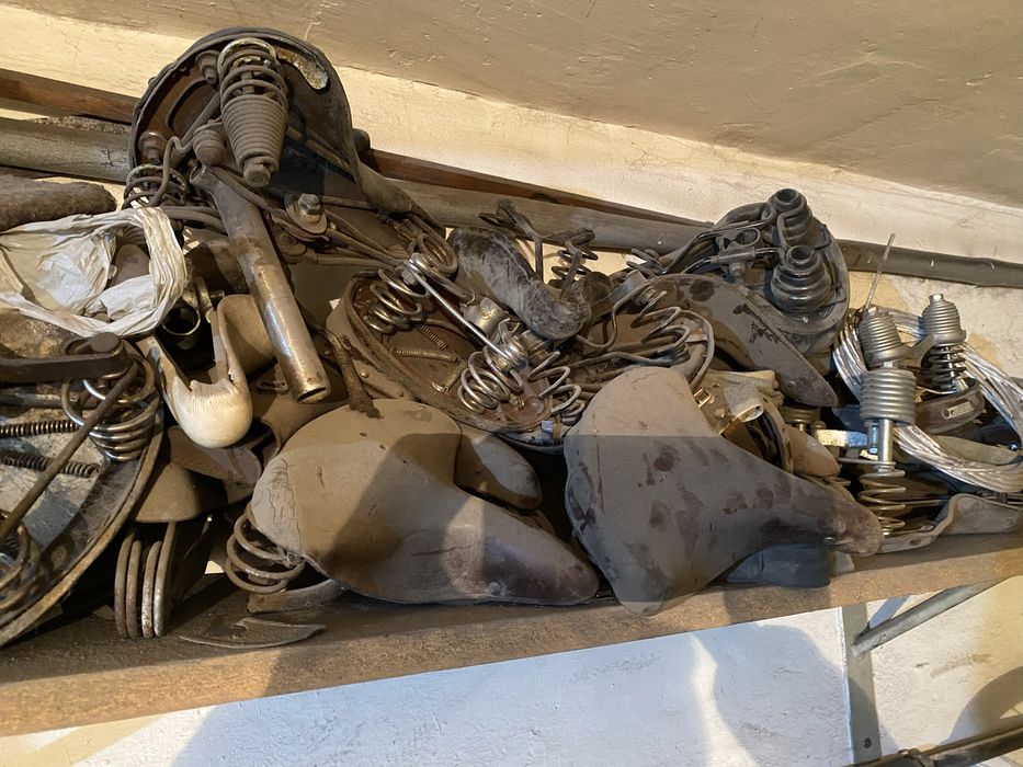 Stare rowery, skorzane siodełka, osprzęt