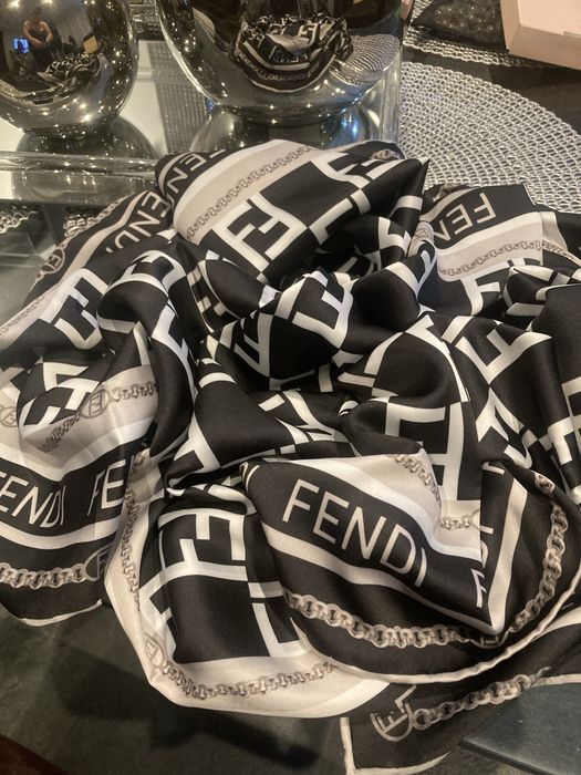 Apaszka Fendi czarno biała