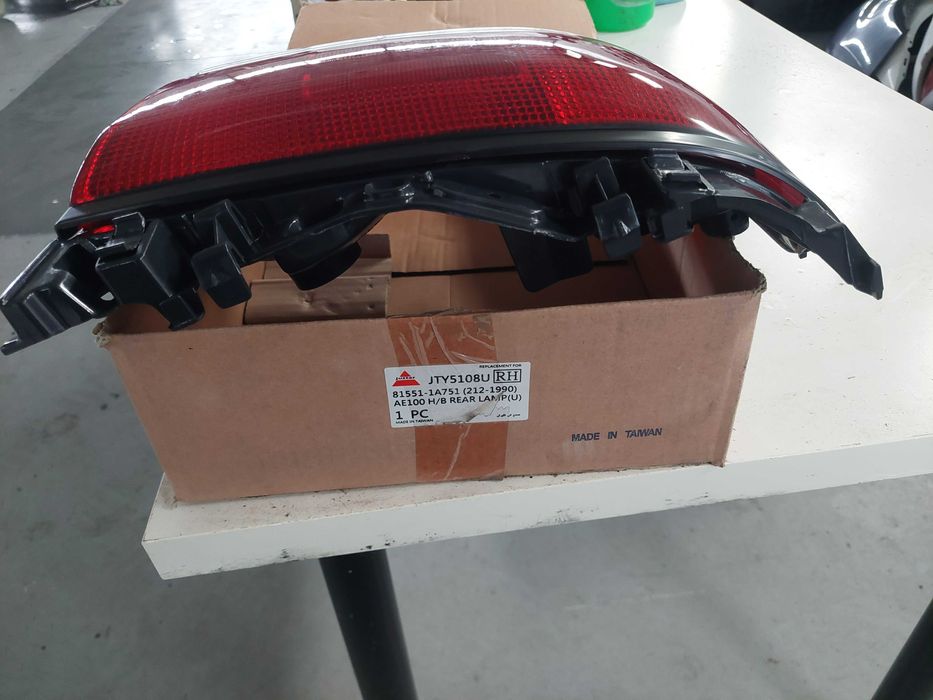 farolim traz drt NOVO Toyota Corolla E10