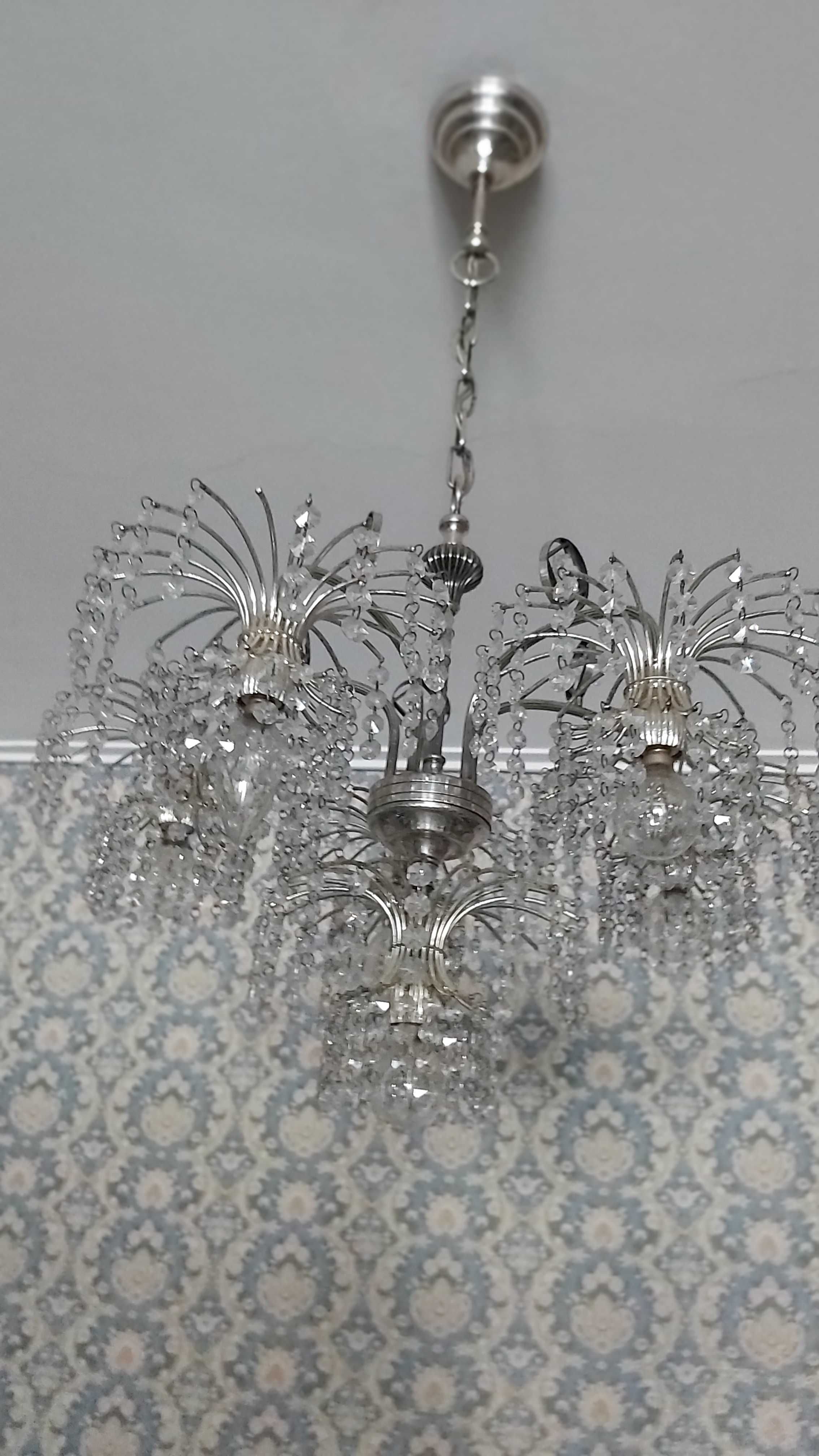 Candeeiro teto cor plata con e adornos cristal.