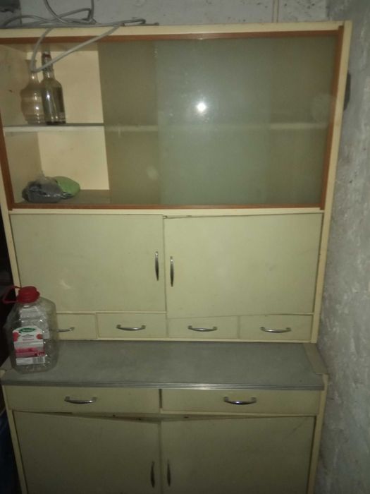 Kredens kuchenny ze stolnicą PRL